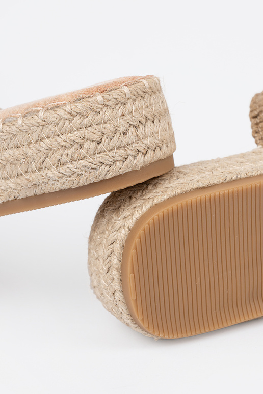 Chinelos bege trança com uma... Chinelos bege trança com uma...