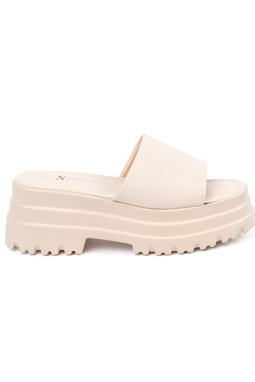 Chinelos com uma plataforma...