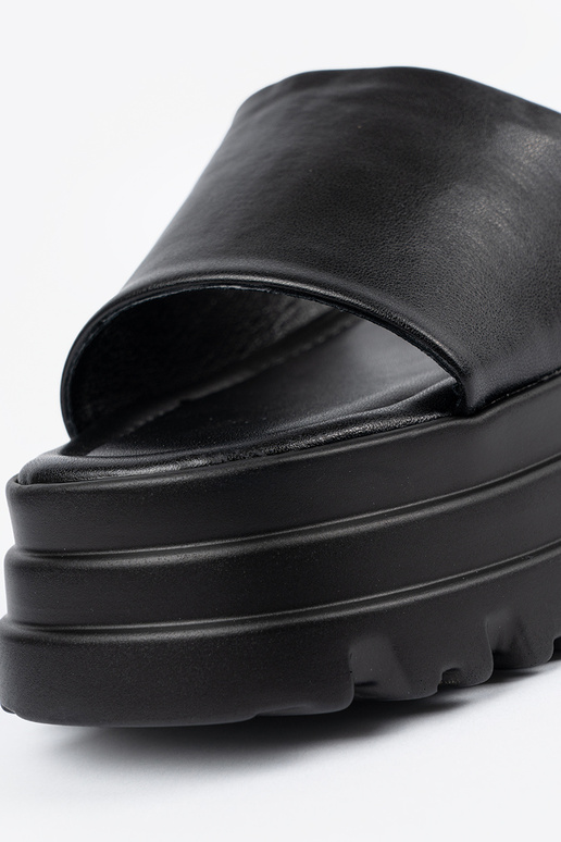 Chinelos com uma plataforma cor preta