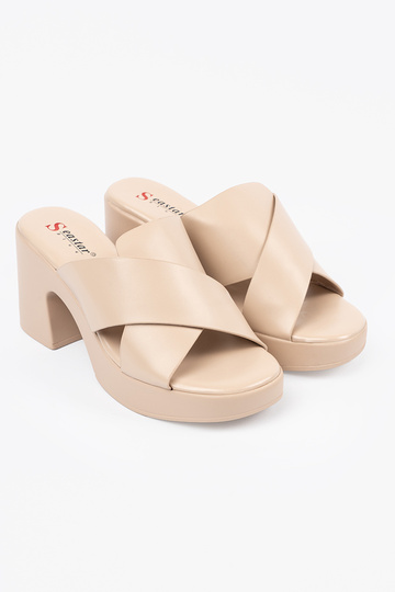 bege Chinelos no calcanhar