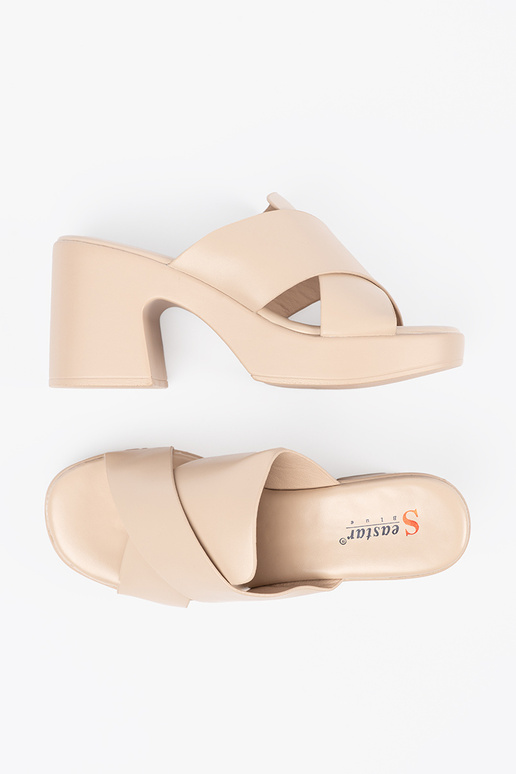 bege Chinelos no calcanhar