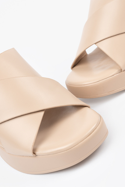 bege Chinelos no calcanhar