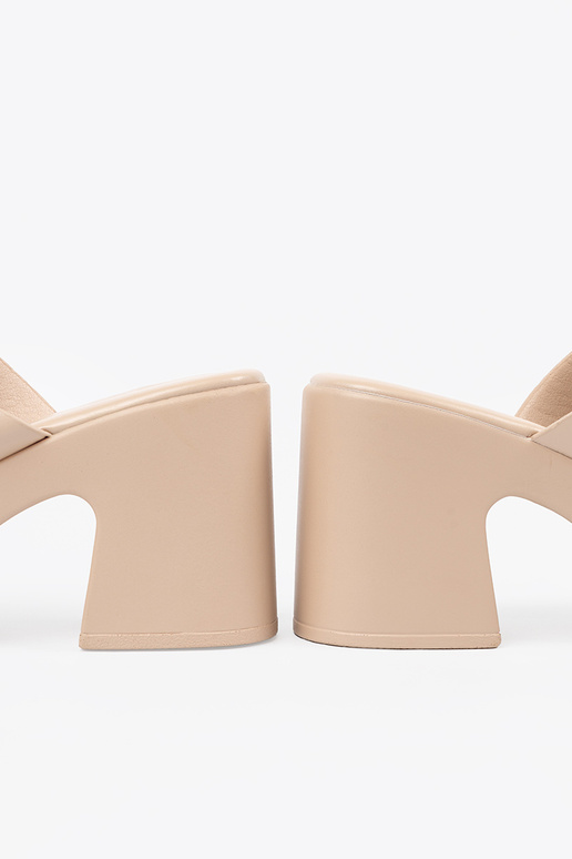 bege Chinelos no calcanhar