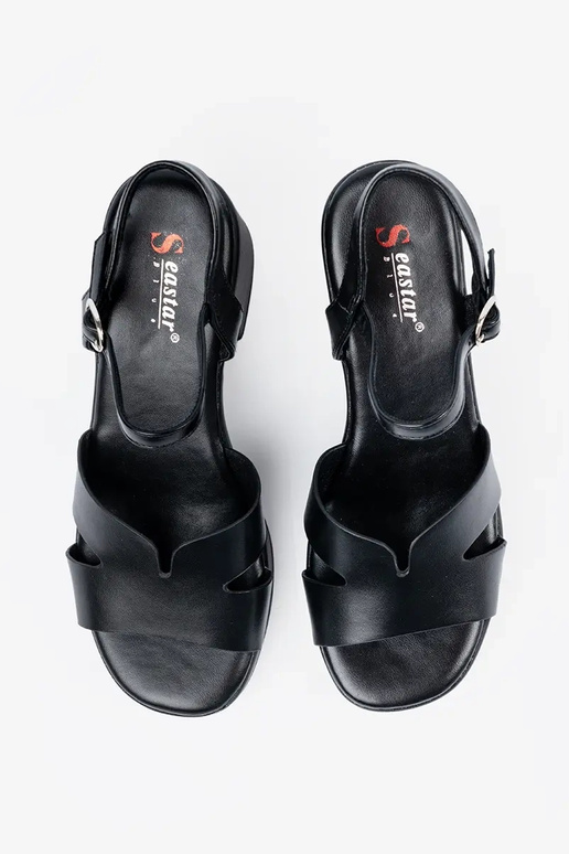 sandálias cor preta no calcanhar