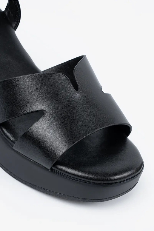 sandálias cor preta no calcanhar