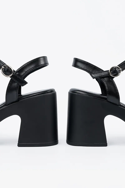 sandálias cor preta no calcanhar