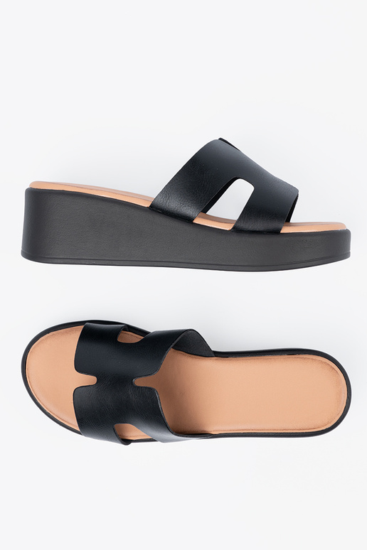 Chinelos femininos com uma plataforma...