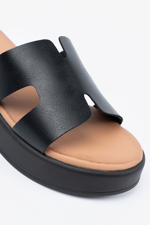 Chinelos femininos com uma plataforma...