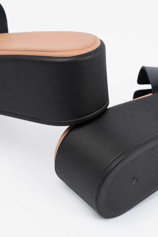 Chinelos femininos com uma plataforma...