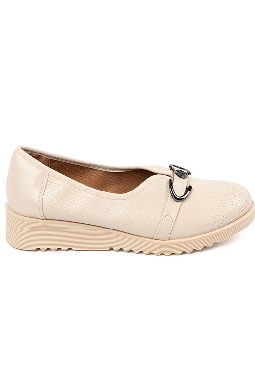 sapato em uma cunha z ozdobną sprzączka sapato em uma cunha z ozdobną sprzączka