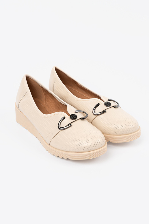 sapato em uma cunha z ozdobną sprzączka sapato em uma cunha z ozdobną sprzączka