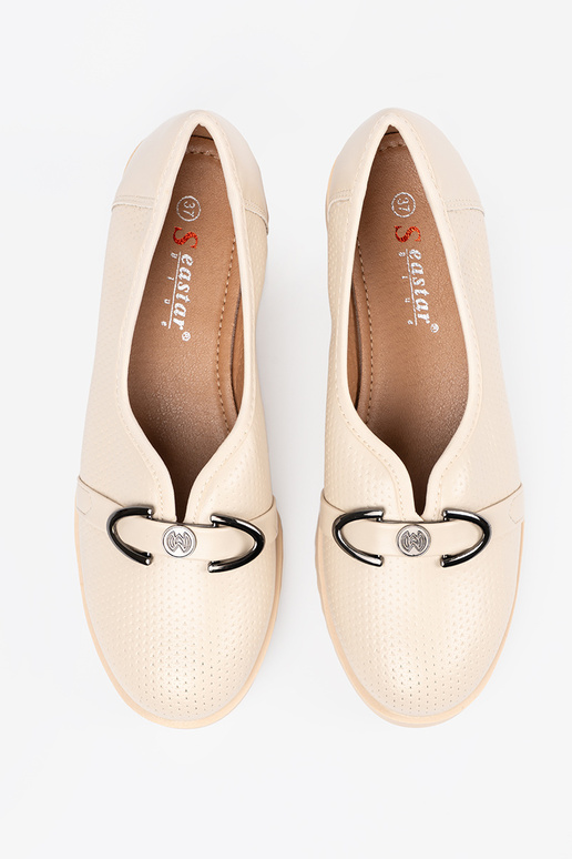 sapato em uma cunha z ozdobną sprzączka sapato em uma cunha z ozdobną sprzączka