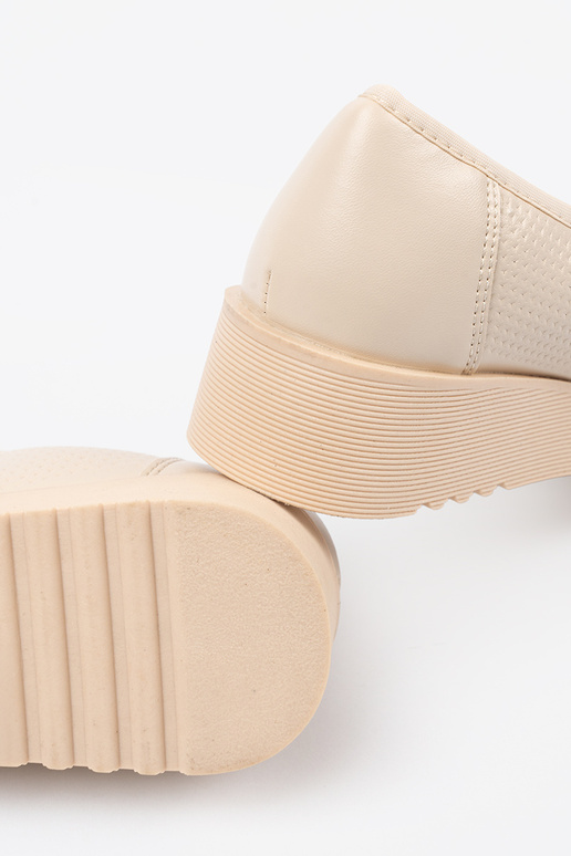 sapato em uma cunha z ozdobną sprzączka sapato em uma cunha z ozdobną sprzączka