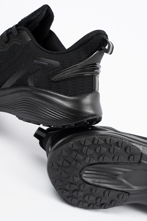 Tênis masculinos pretos com elementos...