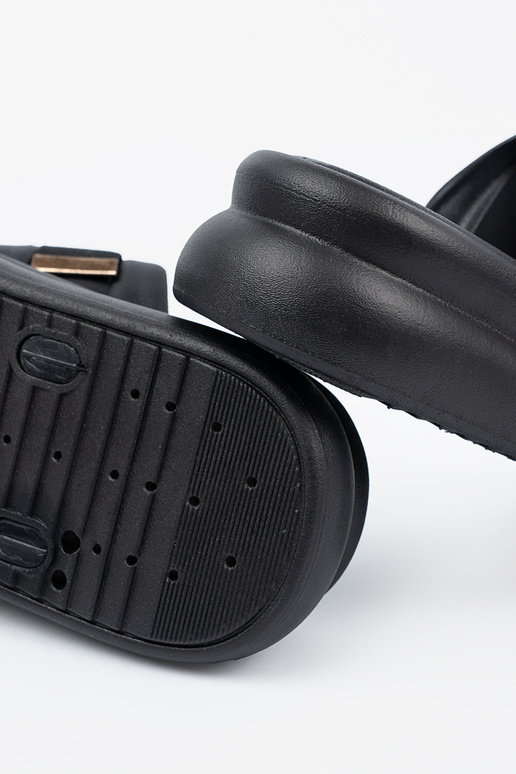 Chinelos ze douradomi klamrami com... Chinelos ze douradomi klamrami com...