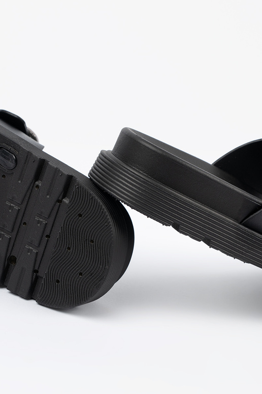 Chinelos cor preta ze pratami klamrami Chinelos cor preta ze pratami klamrami