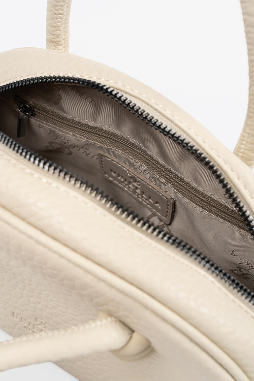 Carteira na cor areia brilhante com...