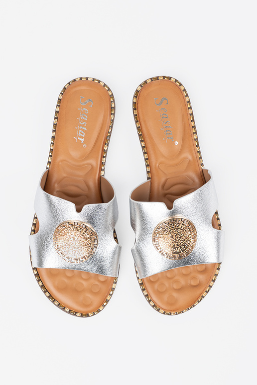 Chinelos prata com acabamento dourado