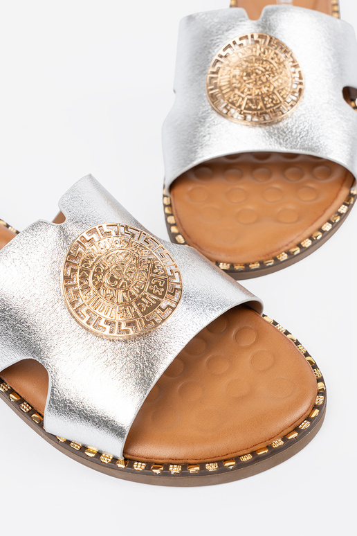 Chinelos prata com acabamento dourado