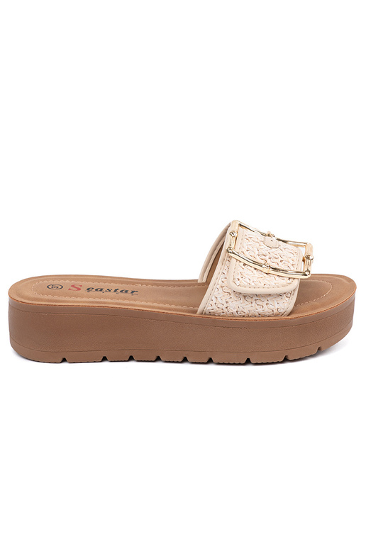 Chinelos zdobione złotą klamrą Chinelos zdobione złotą klamrą