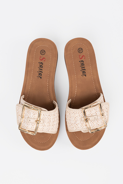 Chinelos zdobione złotą klamrą Chinelos zdobione złotą klamrą