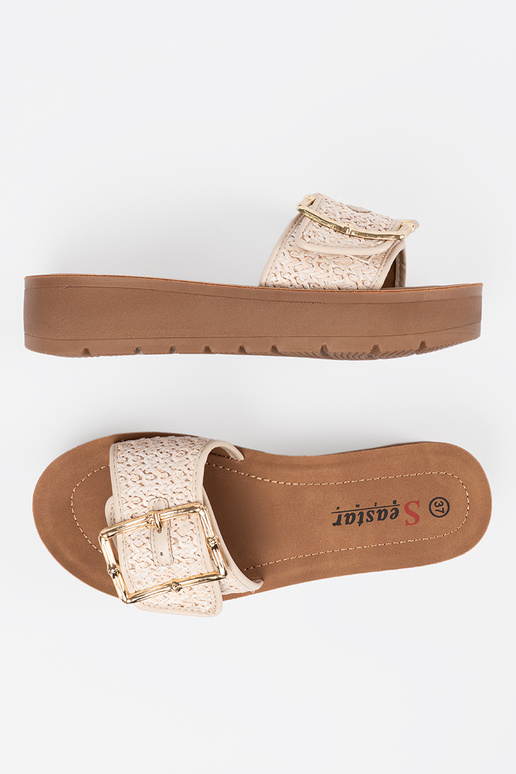 Chinelos zdobione złotą klamrą Chinelos zdobione złotą klamrą