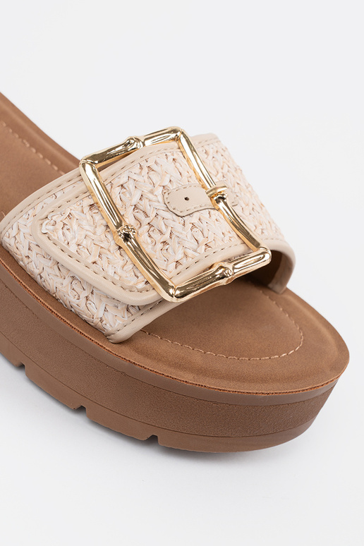 Chinelos zdobione złotą klamrą Chinelos zdobione złotą klamrą