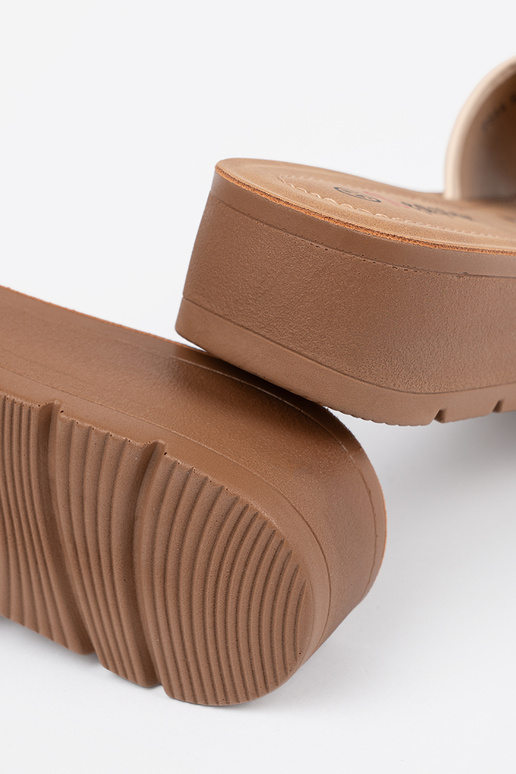 Chinelos zdobione złotą klamrą Chinelos zdobione złotą klamrą