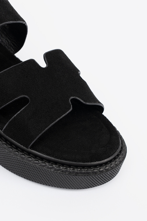 sandálias cor preta com uma...