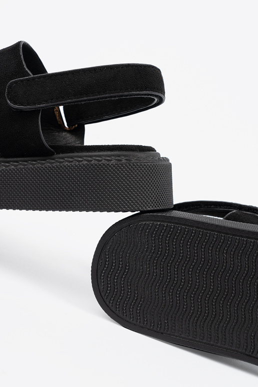 sandálias cor preta com uma...