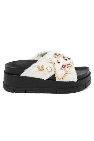 cor branca Chinelos com uma...