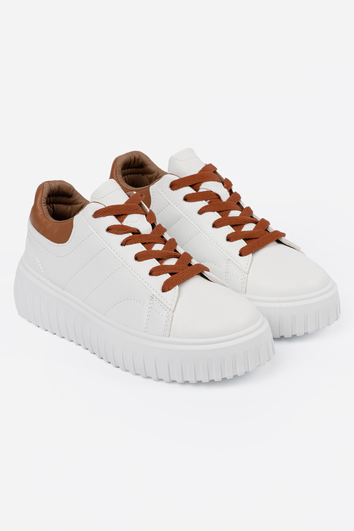 Sapatos brancos de estilo esportivo...