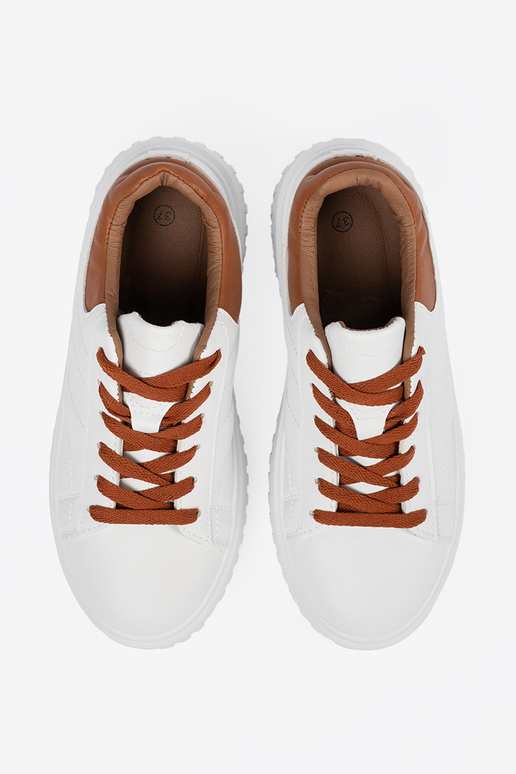 Sapatos brancos de estilo esportivo...