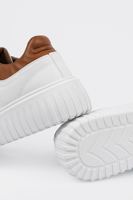 Sapatos brancos de estilo esportivo...