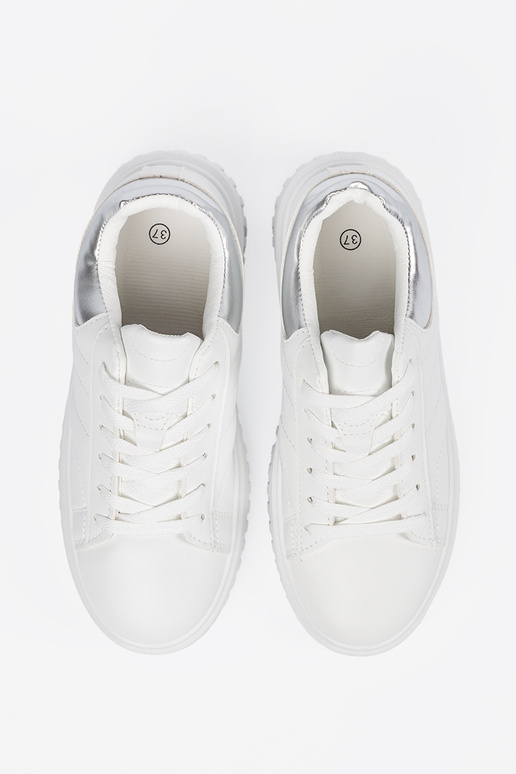 Sapatos brancos de estilo esportivo...