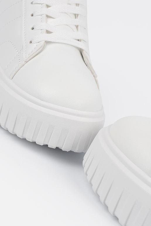 Sapatos brancos de estilo esportivo...