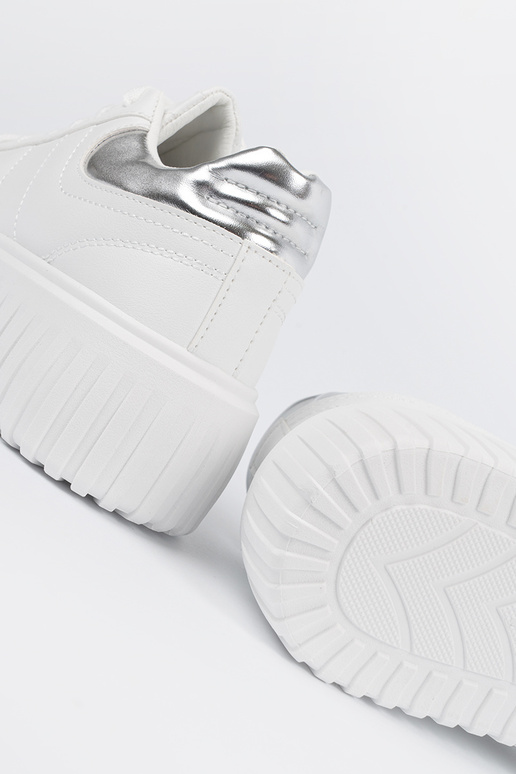 Sapatos brancos de estilo esportivo...