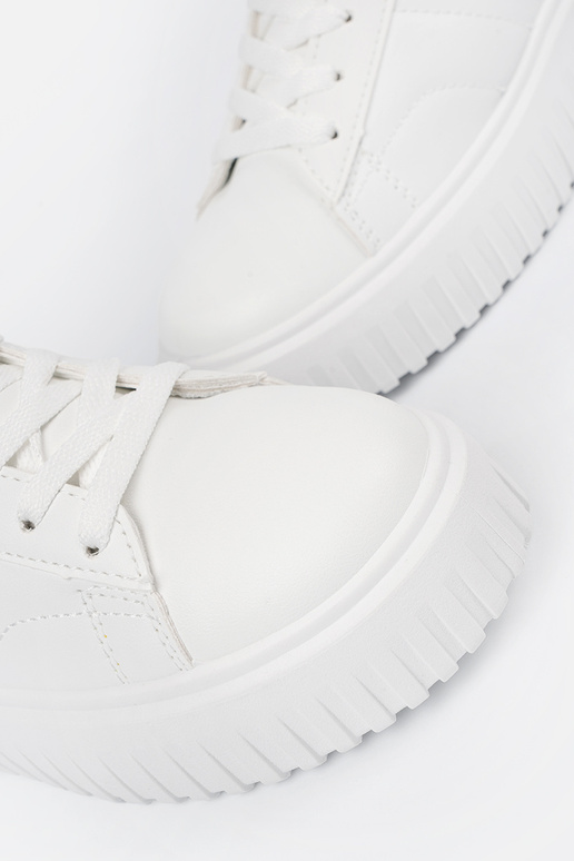 Sapatos brancos de estilo esportivo