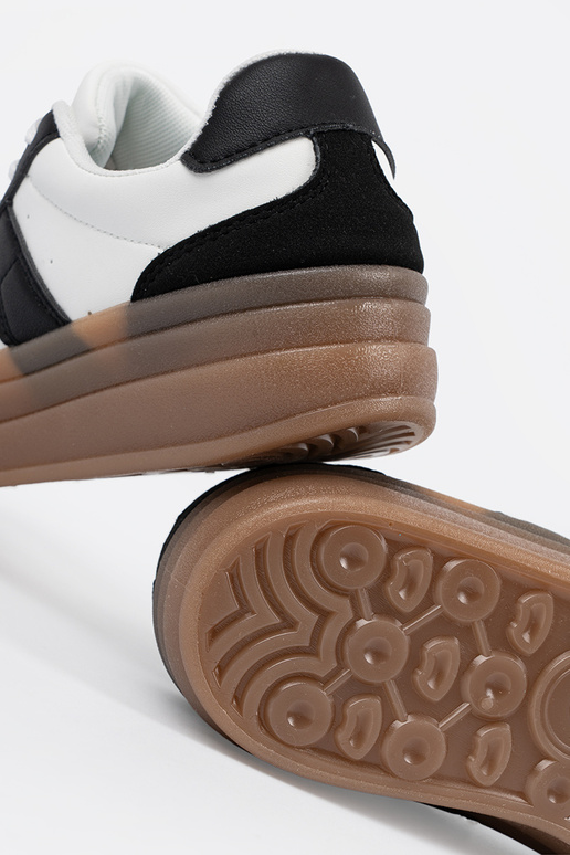 Tênis esportivos preto e branco com...