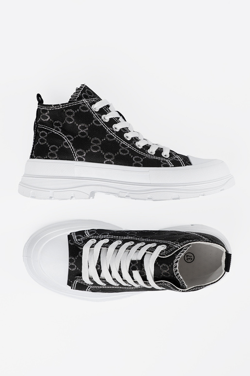 Sapatos pretos com cadarços e plataforma