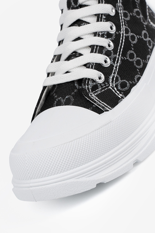 Sapatos pretos com cadarços e plataforma