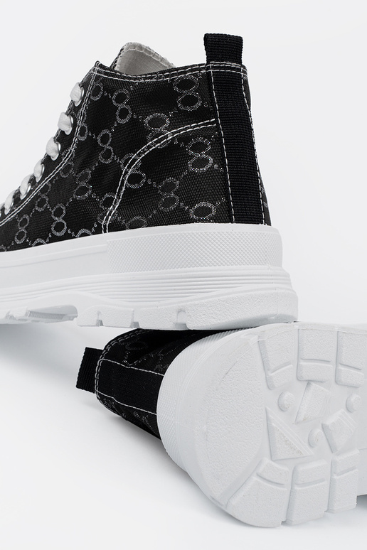 Sapatos pretos com cadarços e plataforma