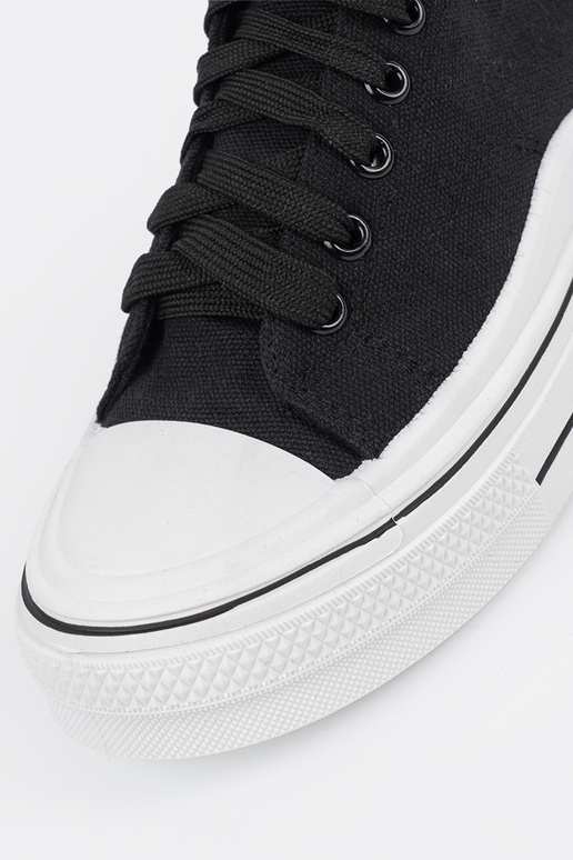 Sapatos femininos pretos com sola branca