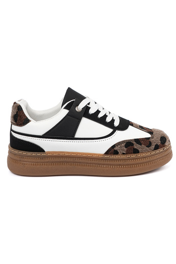 Tênis pretos e brancos...