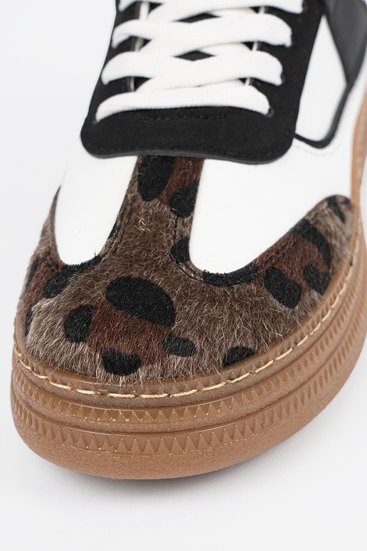 Tênis pretos e brancos estilo...