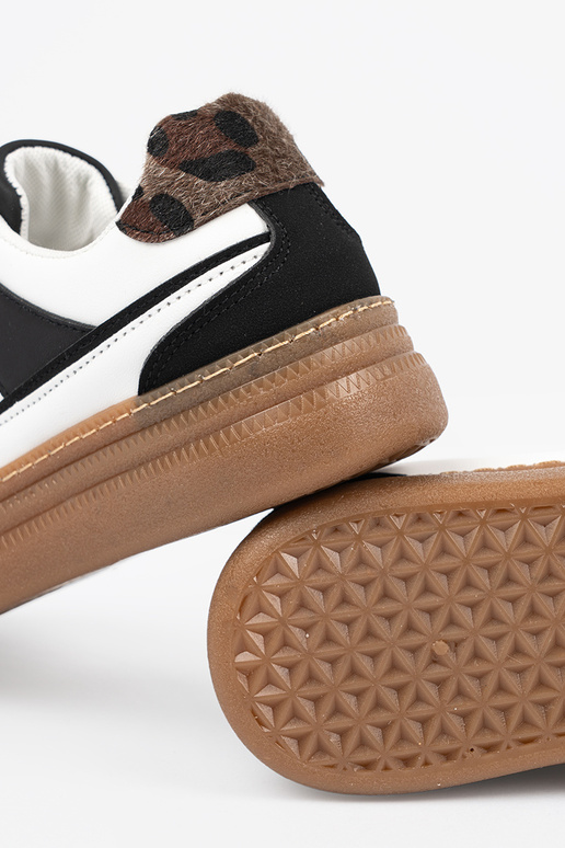 Tênis pretos e brancos estilo...