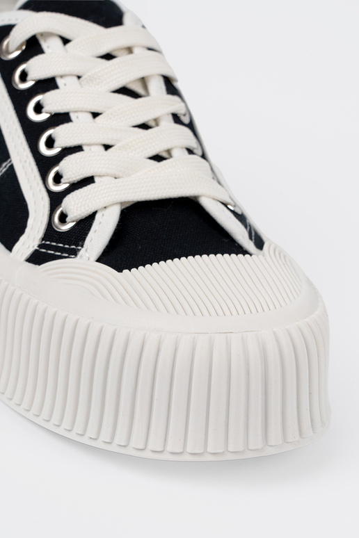 Sapatos esportivos pretos com... Sapatos esportivos pretos com...