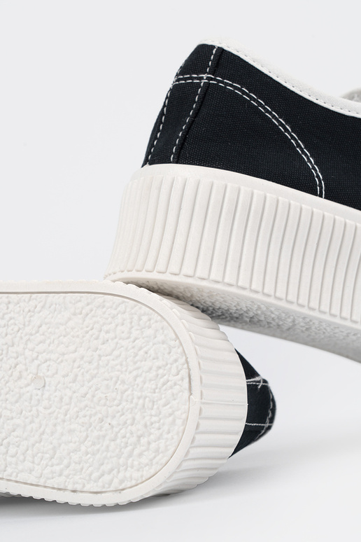 Sapatos esportivos pretos com... Sapatos esportivos pretos com...