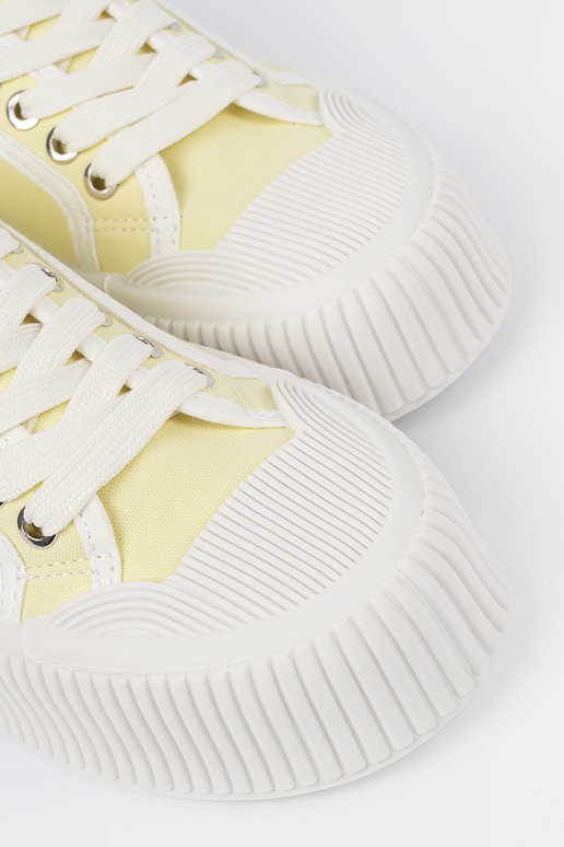 Sapatos amarelos com cadarços em sola... Sapatos amarelos com cadarços em sola...