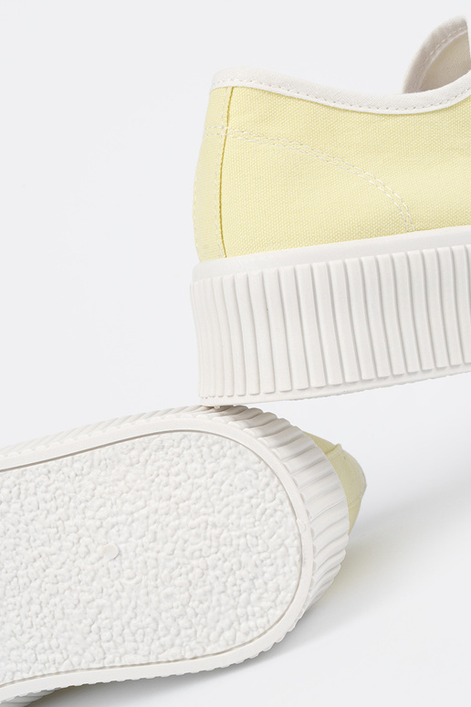 Sapatos amarelos com cadarços em sola... Sapatos amarelos com cadarços em sola...